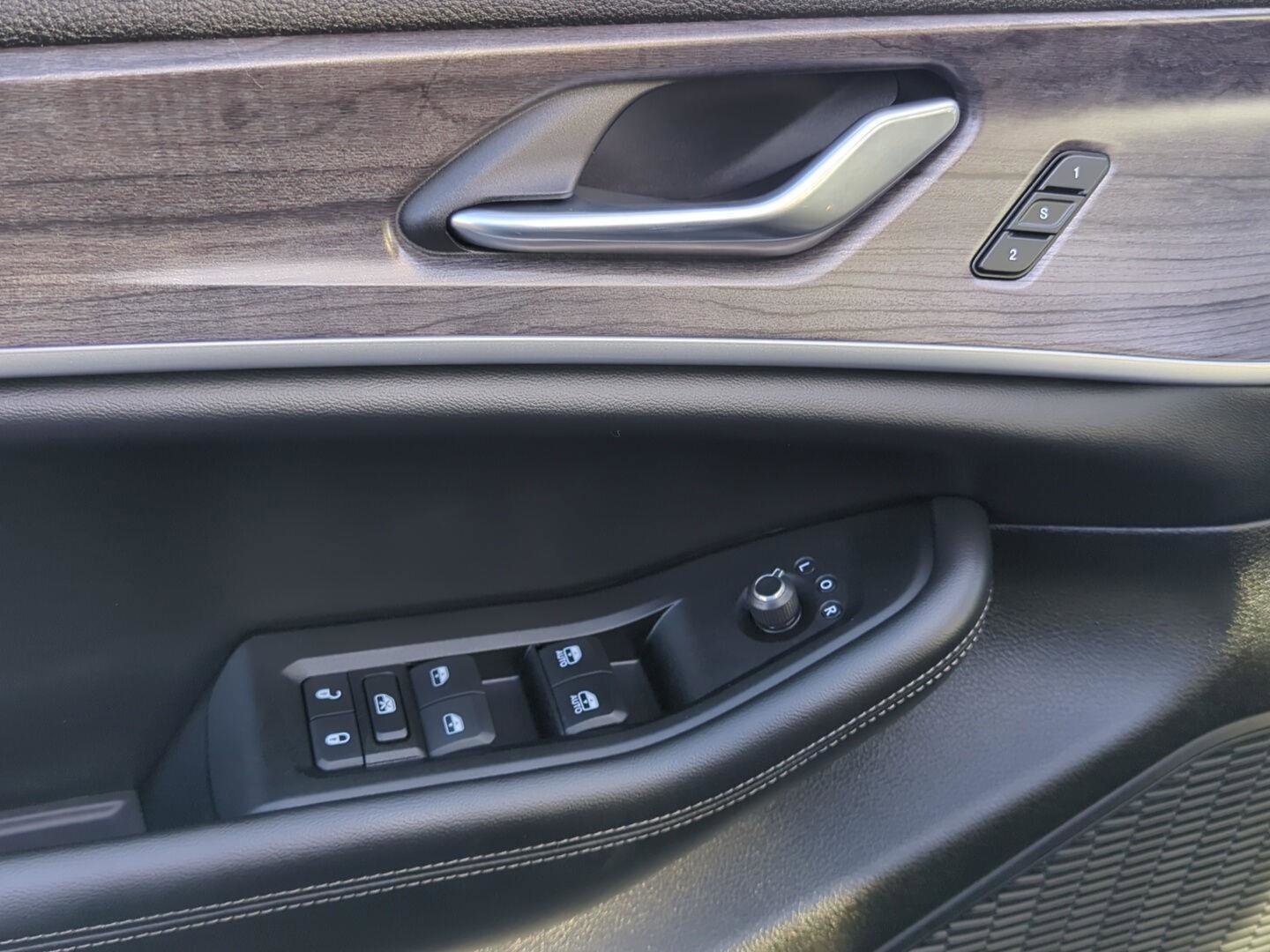 Used 2024 Jeep Grand Cherokee L Limited w/ Luxury Tech Group II image 17