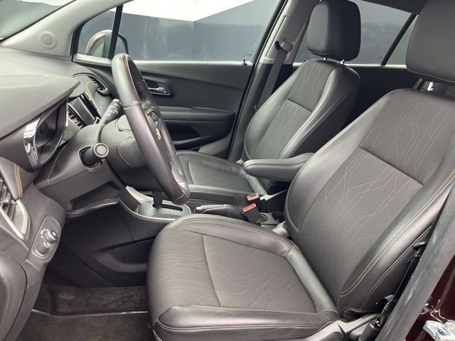 Used 2022 Chevrolet Trax LT w/ LT Convenience Package image 12