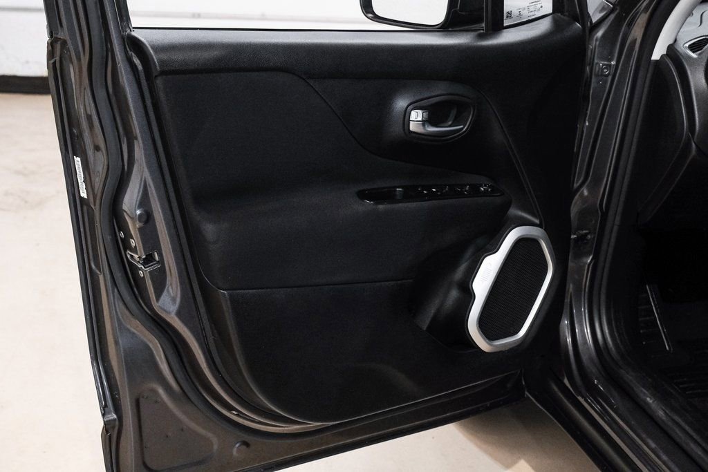 Used 2018 Jeep Renegade Latitude FWD image 45