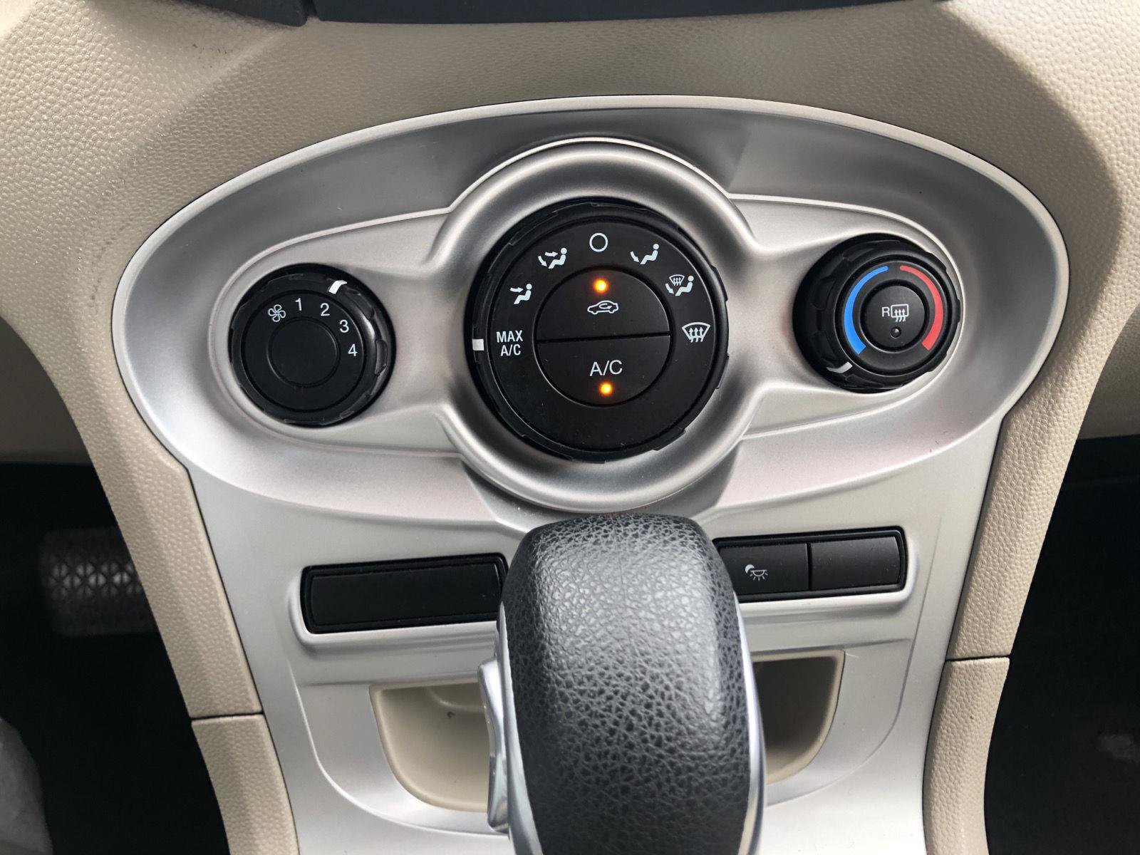 Used 2015 Ford Fiesta SE FWD image 27