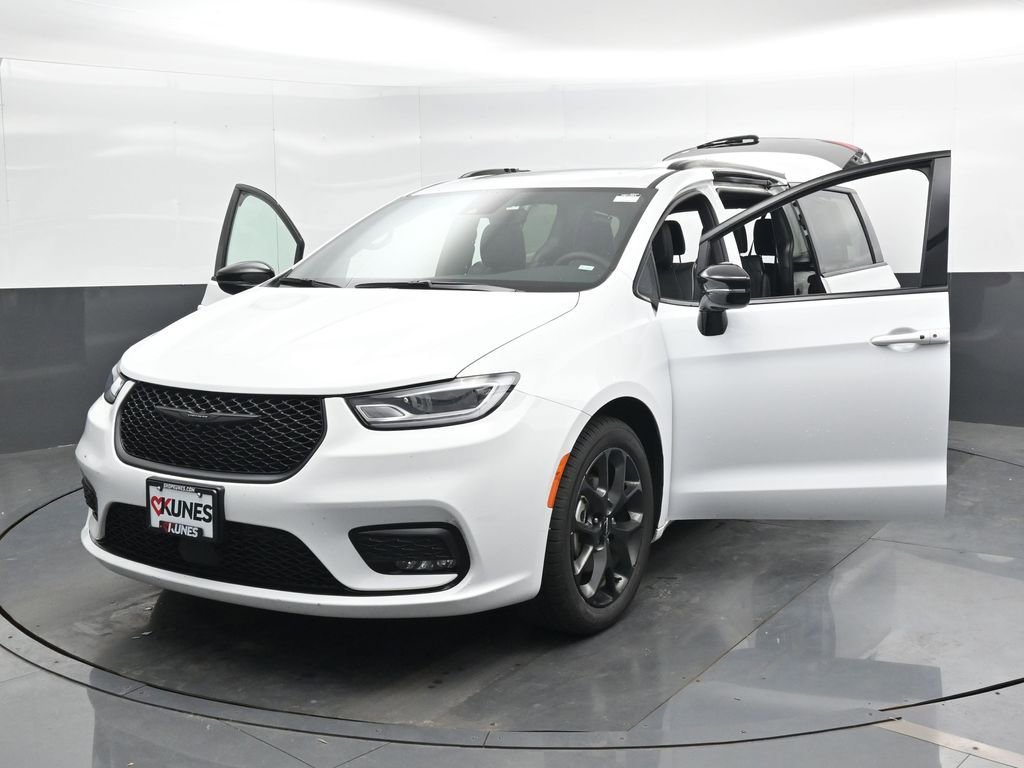 Used 2025 Chrysler Pacifica Limited image 55