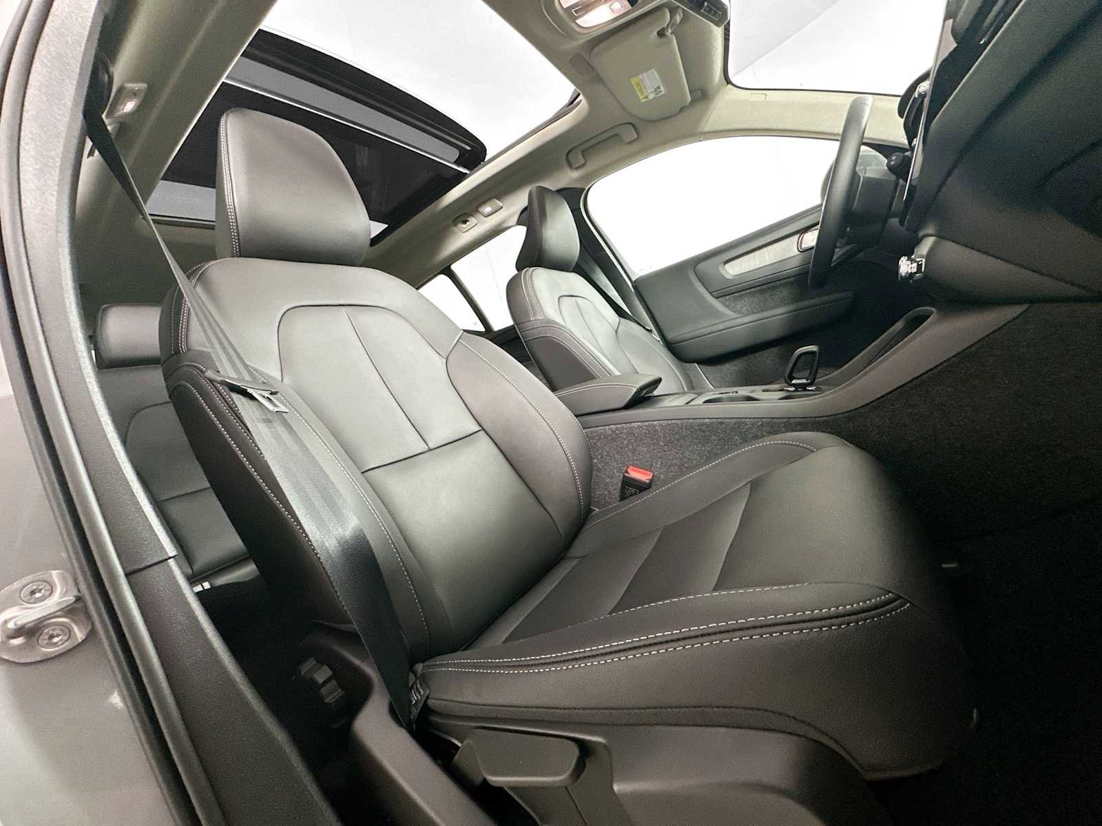 Used 2025 Volvo XC40 B5 Core w/ Climate Package image 26