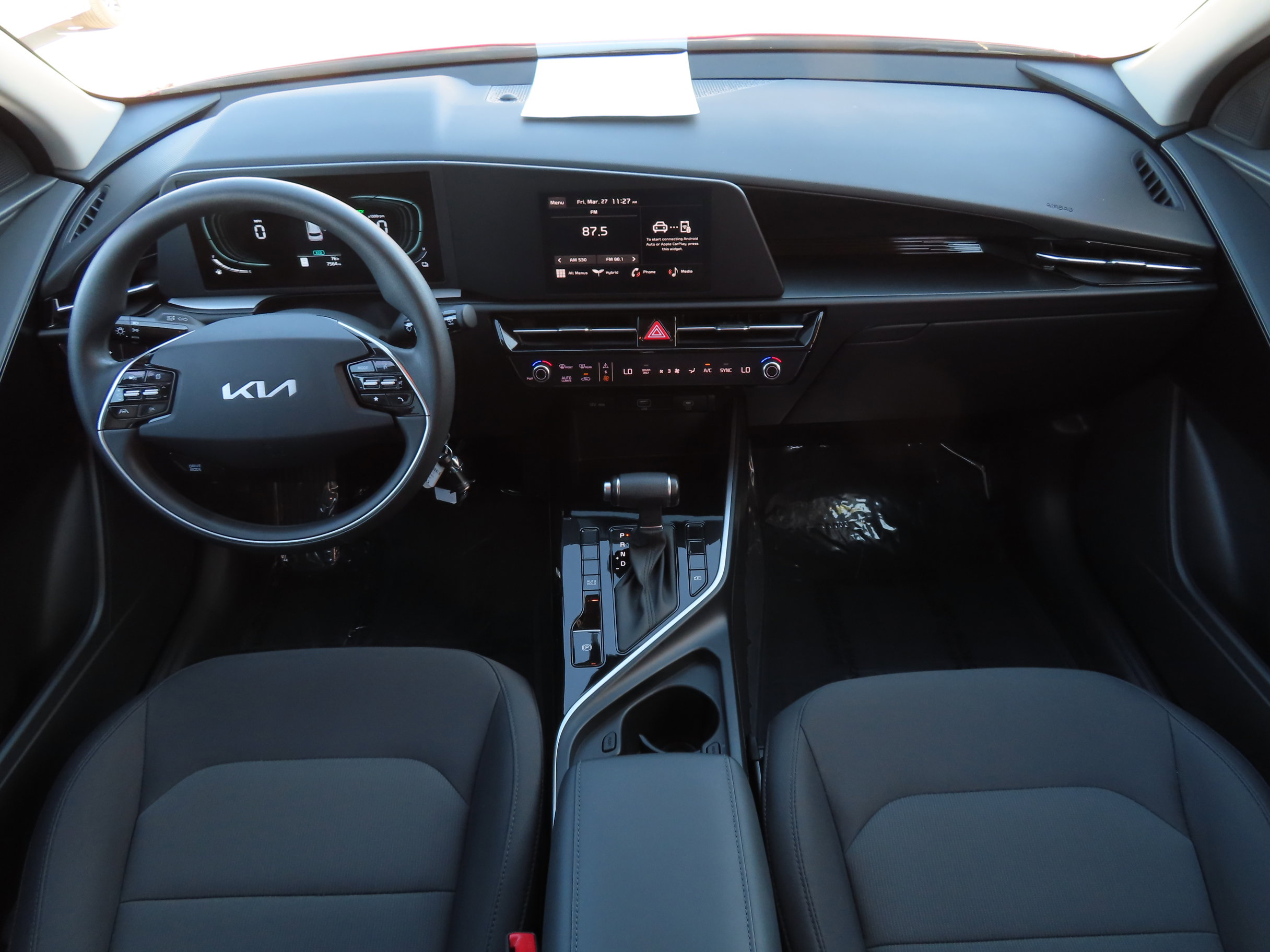 Used 2025 Kia Niro LX image 2