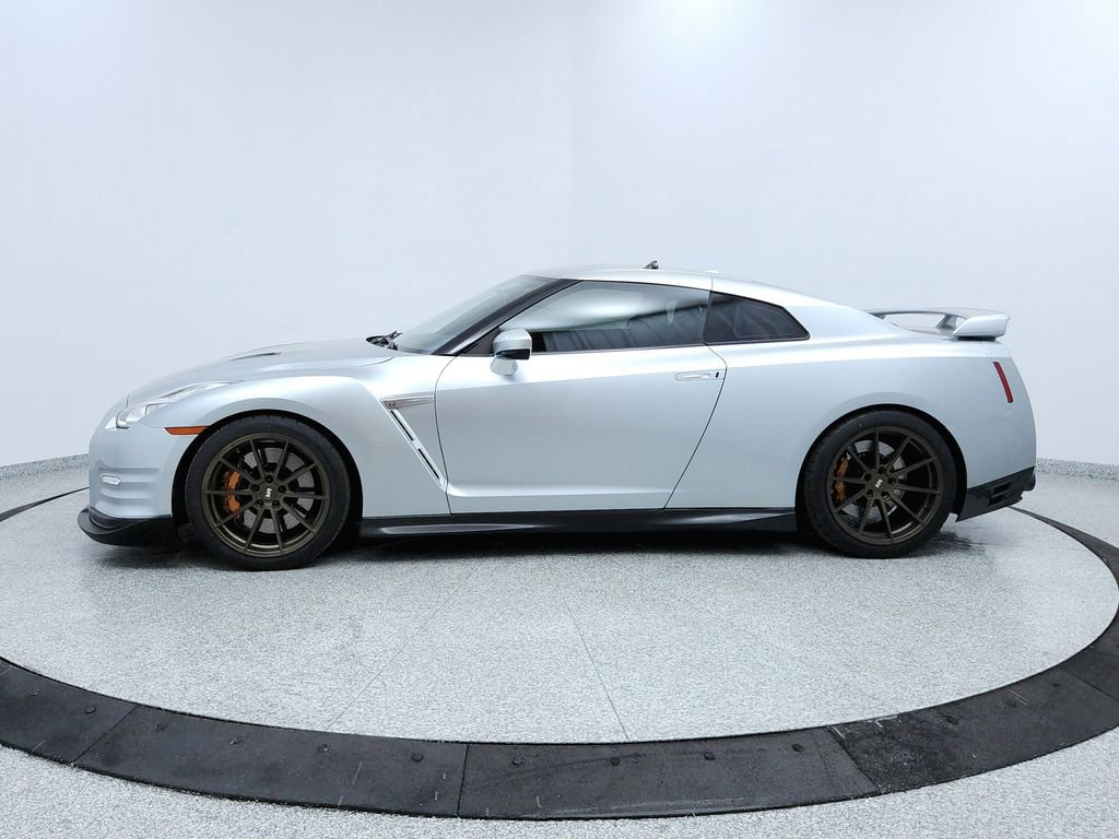 Used 2015 Nissan GT-R Premium image 2