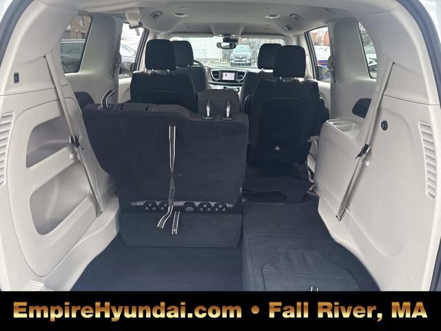 Used 2023 Chrysler Voyager LX image 7
