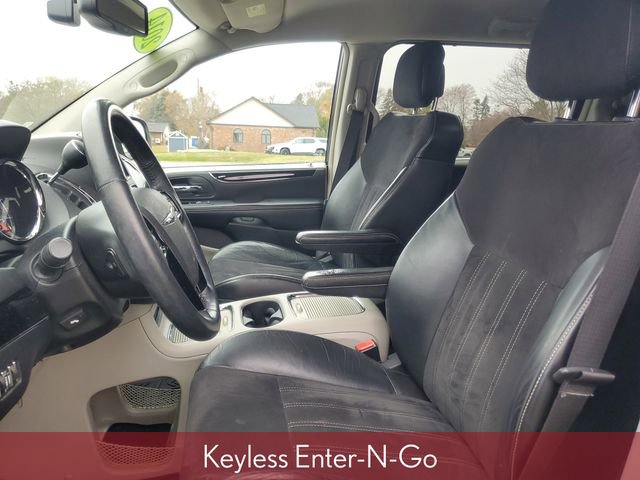 Used 2014 Chrysler Town & Country Touring-L image 14