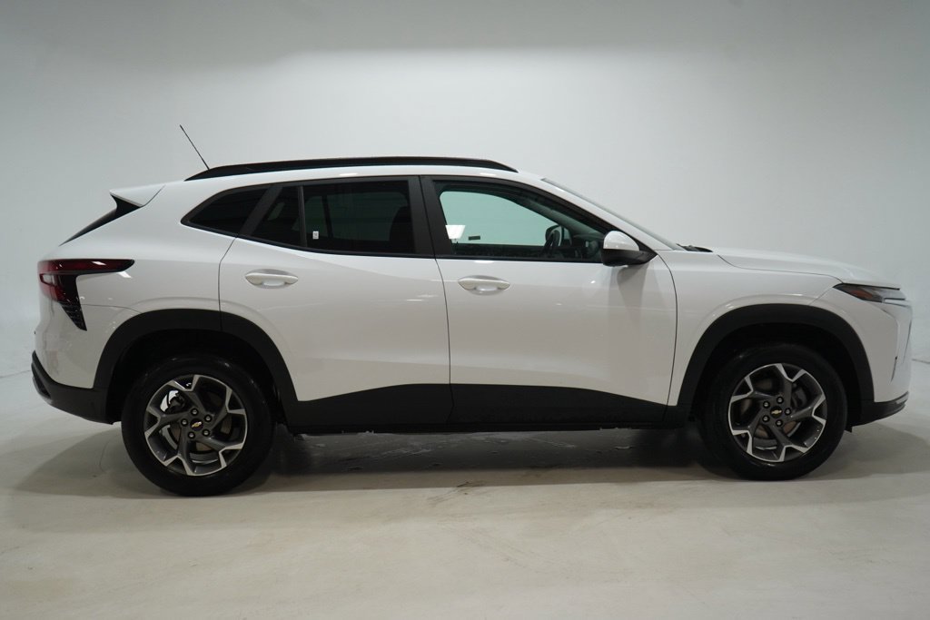 Used 2025 Chevrolet Trax LT FWD image 8