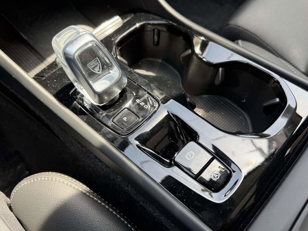 Certified 2025 Volvo XC40 B5 Ultra w/ Climate Package AWD/4WD image 6