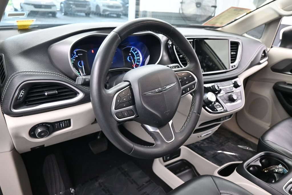 Used 2023 Chrysler Pacifica Touring-L FWD image 11