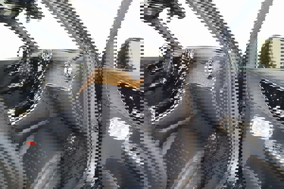 Used 2025 Mercedes-Benz GLC 300 4MATIC SUV image 50