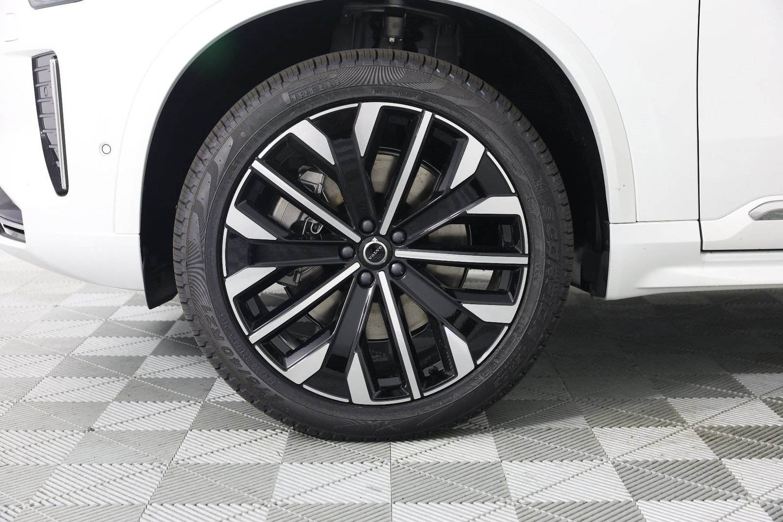 New 2026 Volvo XC90 T8 Plus w/ Protection Package AWD/4WD image 13