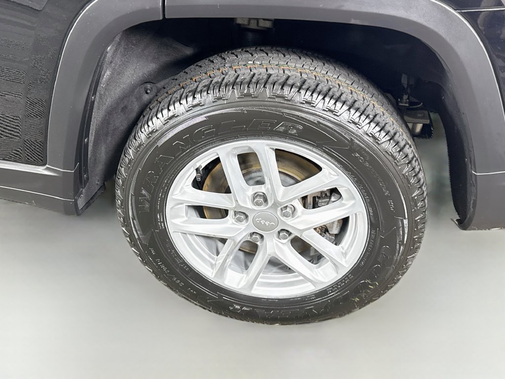 Used 2024 Jeep Grand Cherokee L Laredo AWD/4WD image 35