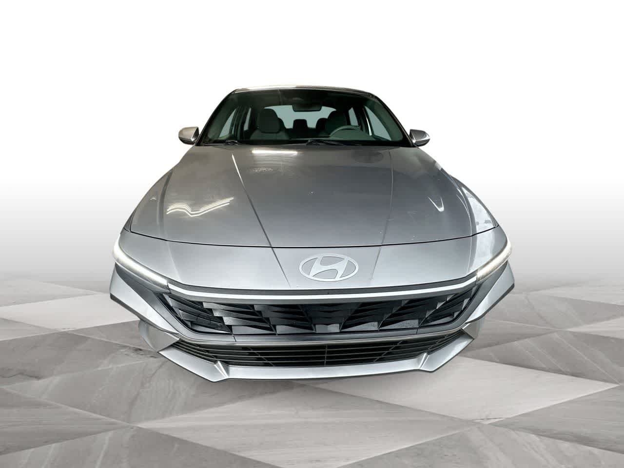 Used 2026 Hyundai Elantra SE FWD image 3