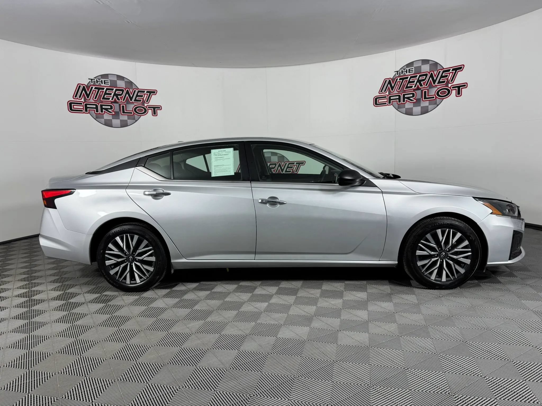 Used 2024 Nissan Altima 2.5 SV FWD image 8