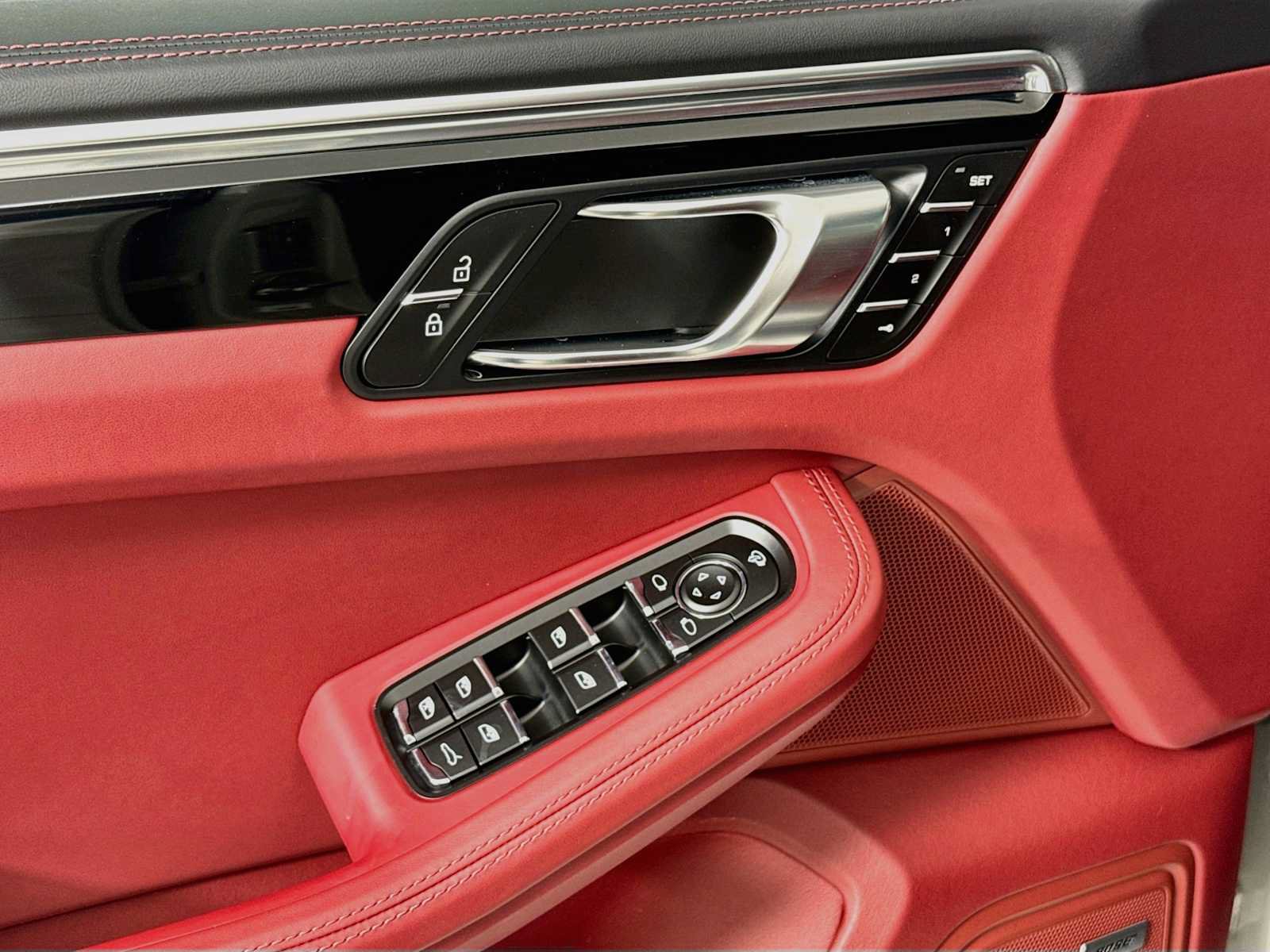 Certified 2025 Porsche Macan AWD/4WD image 11