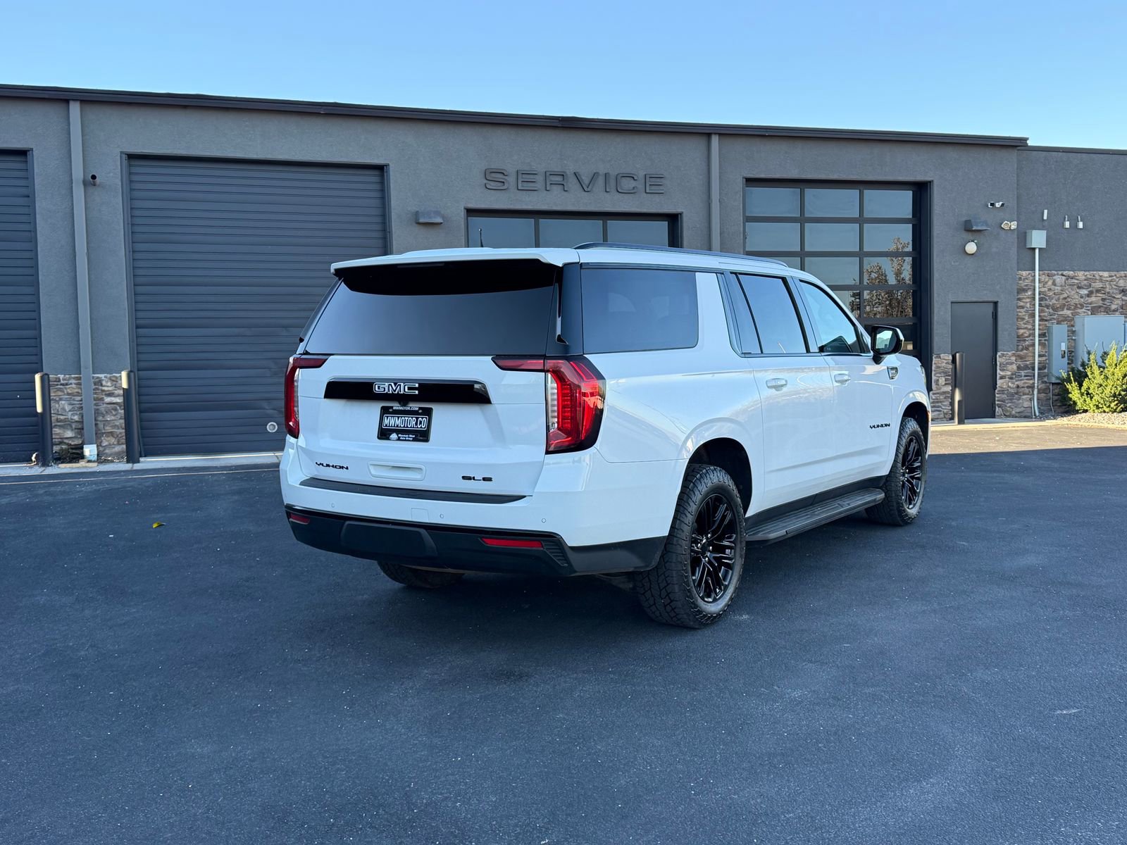Used 2023 GMC Yukon XL SLE AWD/4WD image 7