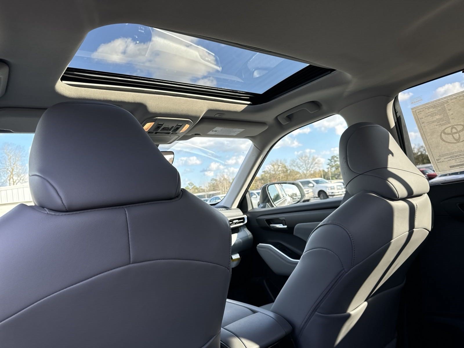New 2025 Toyota Highlander XLE FWD image 27