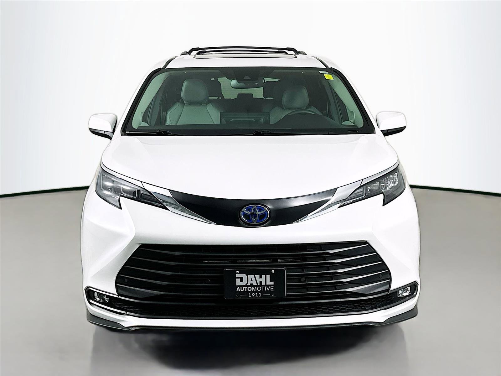 Used 2025 Toyota Sienna XLE w/ XLE Plus Package image 3