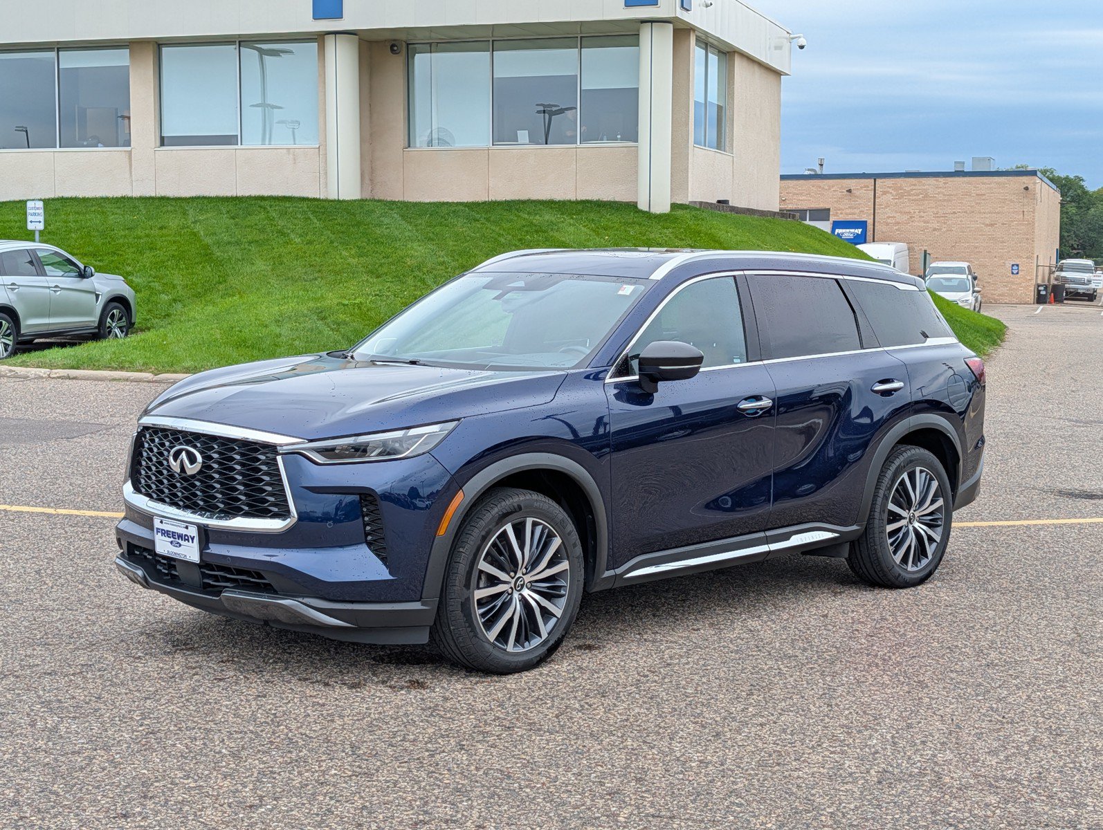 Used 2023 INFINITI QX60 Sensory AWD/4WD image 1