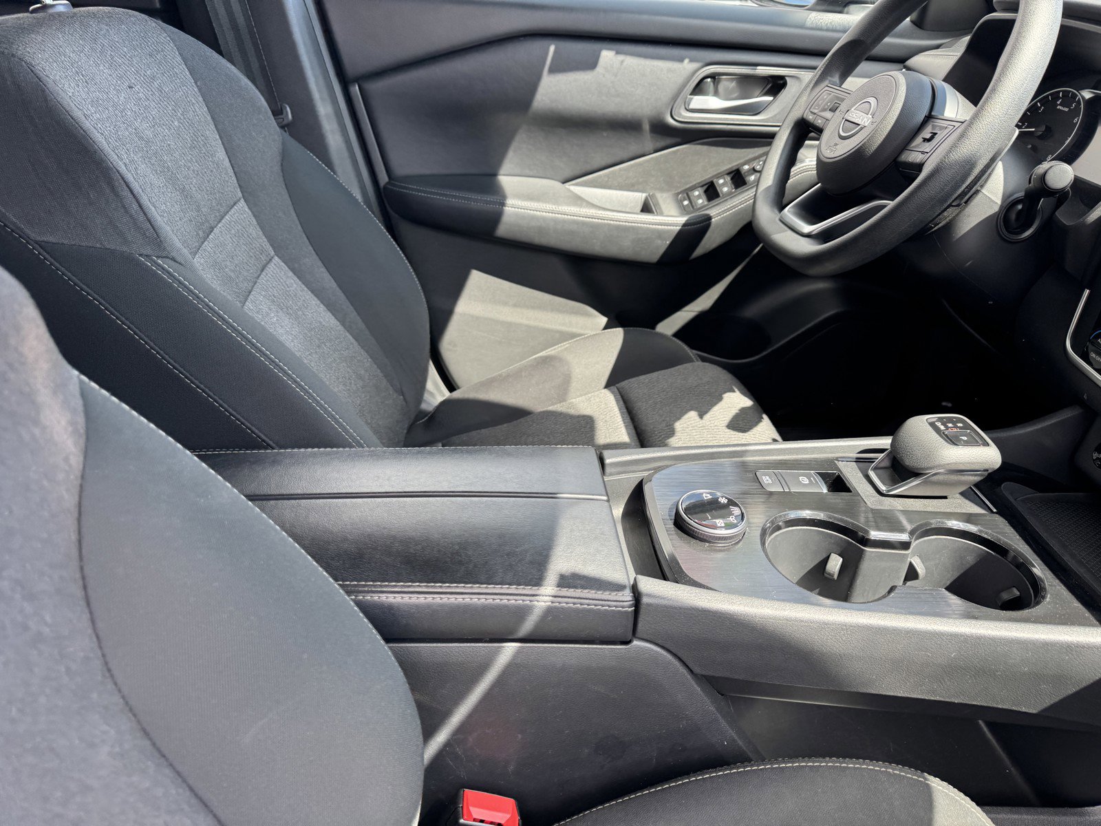 Used 2024 Nissan Rogue SV image 8