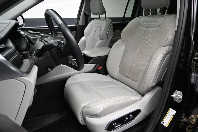 Used 2022 Jeep Grand Cherokee L Overland w/ Luxury Tech Group IV AWD/4WD image 23