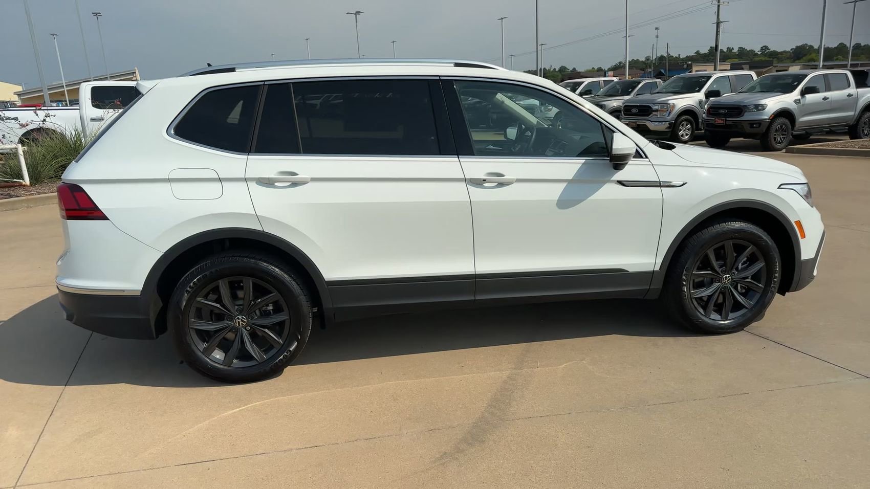 Used 2024 Volkswagen Tiguan SE FWD image 9