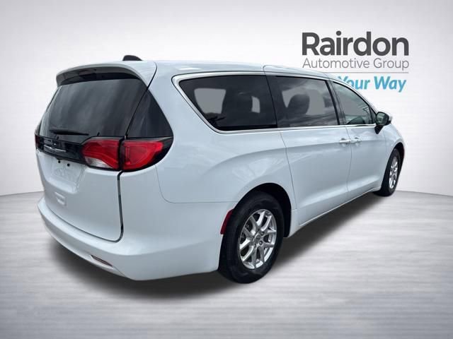 Used 2023 Chrysler Voyager LX FWD image 7