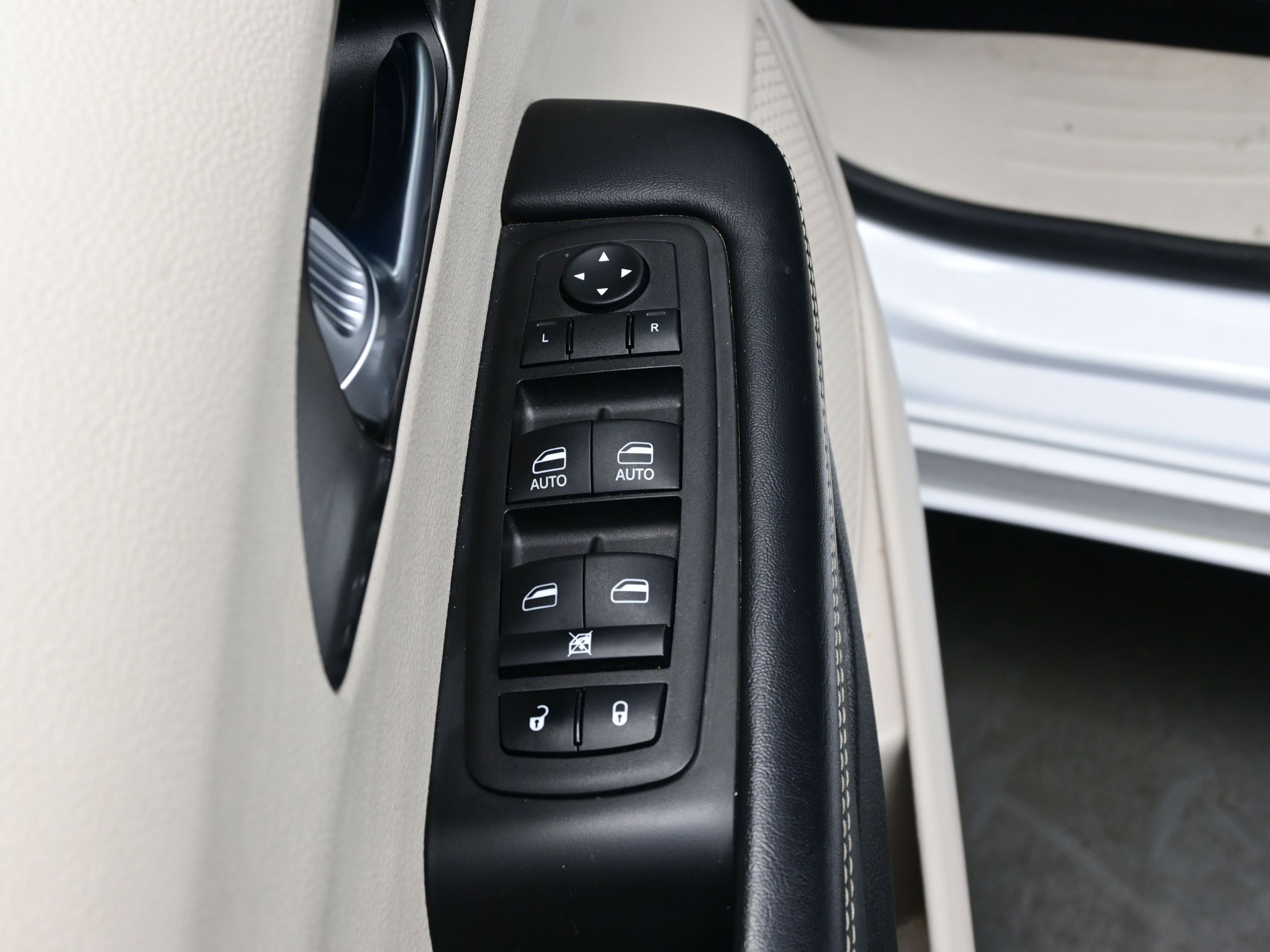 Used 2023 Chrysler Pacifica Touring-L image 10