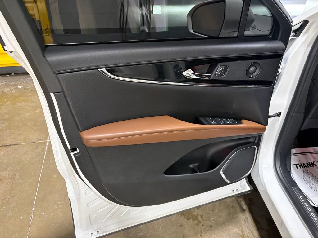 Used 2023 Lincoln Nautilus Reserve image 17