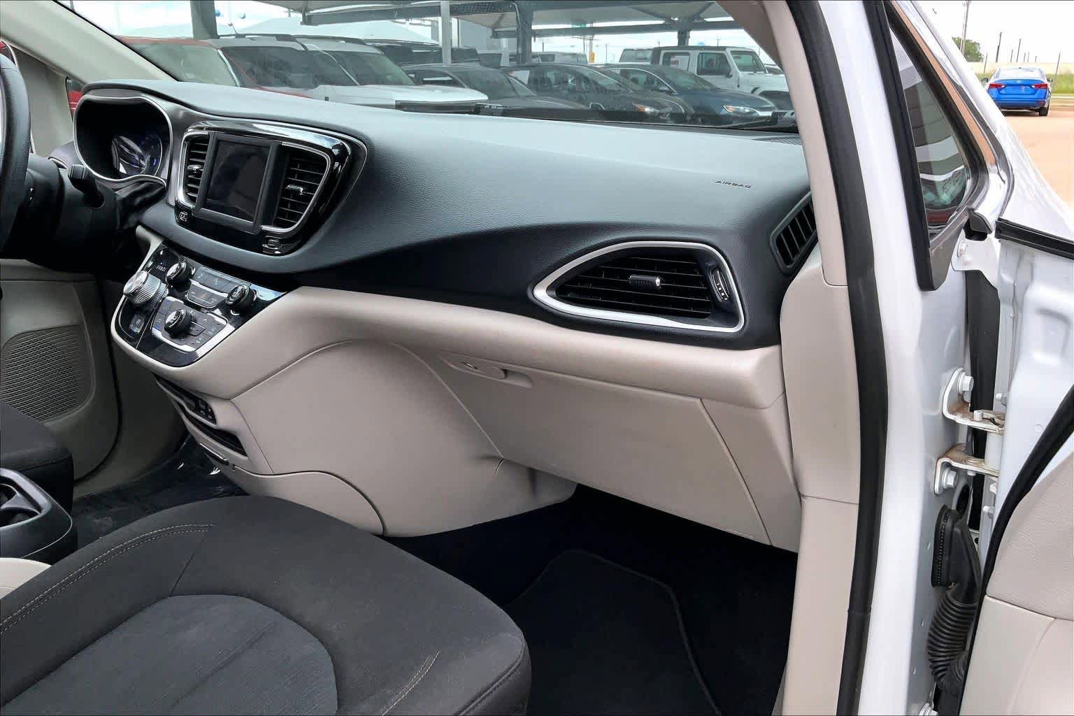Used 2020 Chrysler Pacifica Touring FWD image 16
