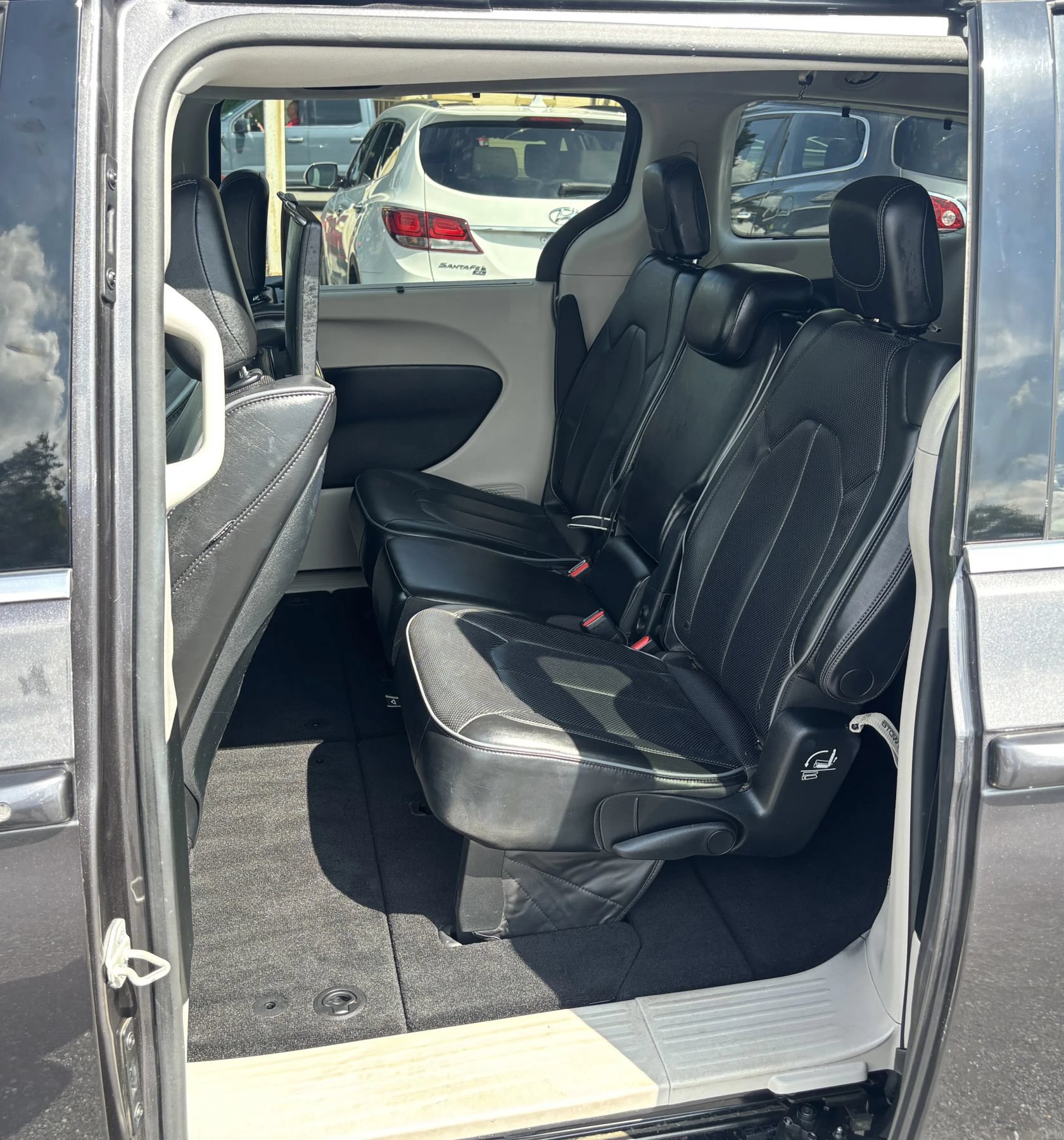 Used 2018 Chrysler Pacifica Limited w/ Advanced Safetytec Group FWD image 9
