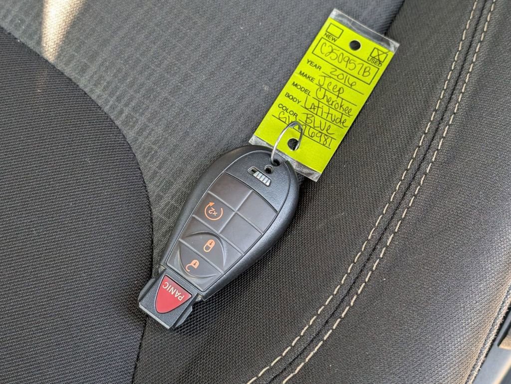 Used 2016 Jeep Cherokee Latitude w/ Cold Weather Group image 48