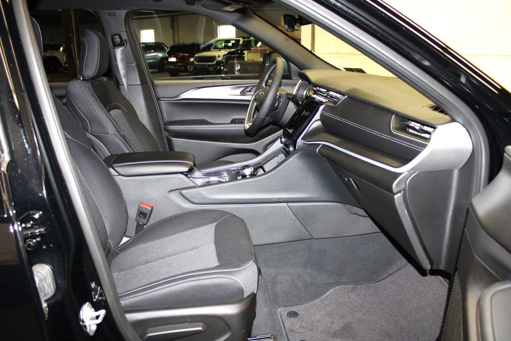 New 2025 Jeep Grand Cherokee Laredo w/ Luxury Tech Group I image 28