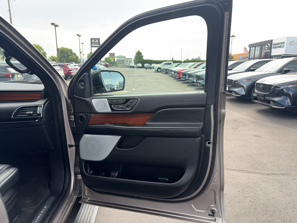Used 2019 Lincoln Navigator Reserve AWD/4WD image 18