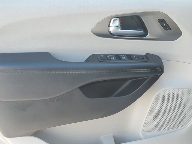 Used 2018 Chrysler Pacifica Limited image 14