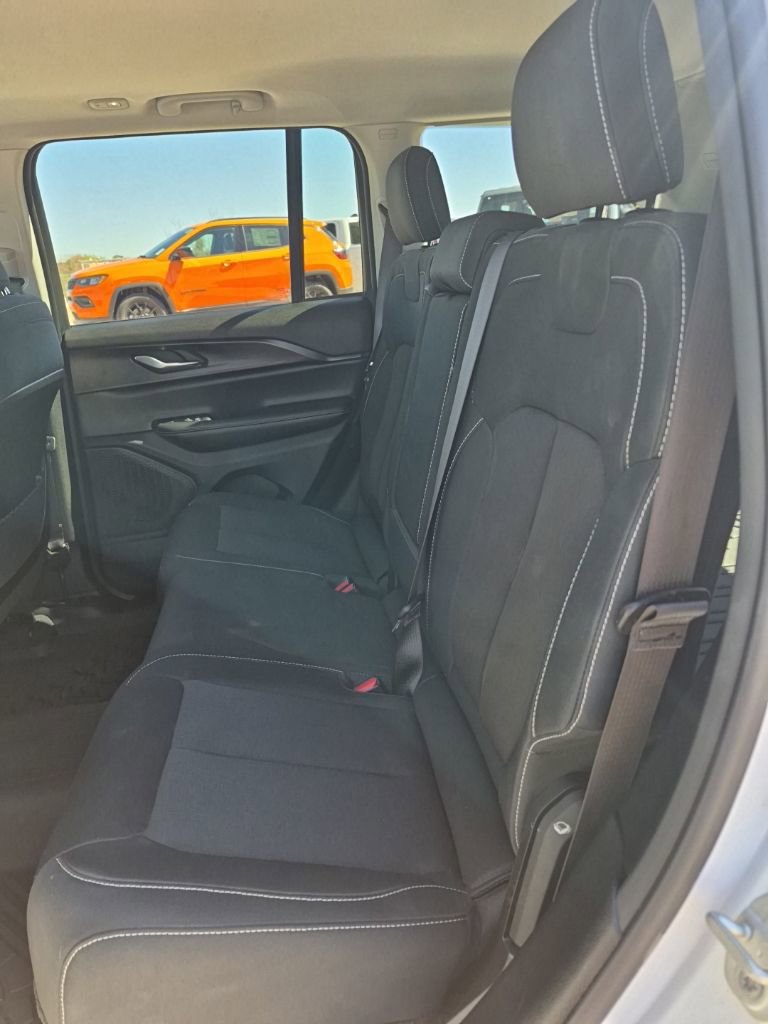 Used 2023 Jeep Grand Cherokee Laredo X image 24