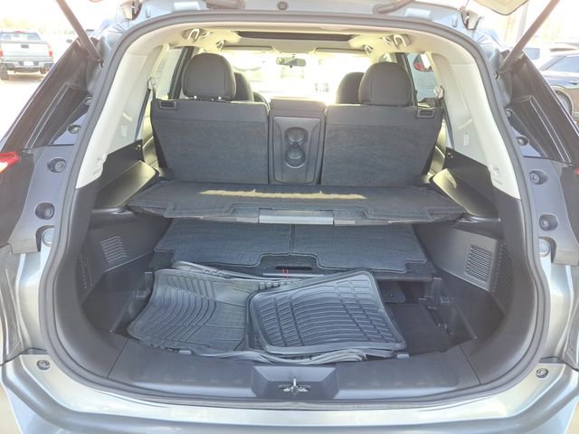 Used 2017 Nissan Rogue SV w/ Sun & Sound Touring Package image 27