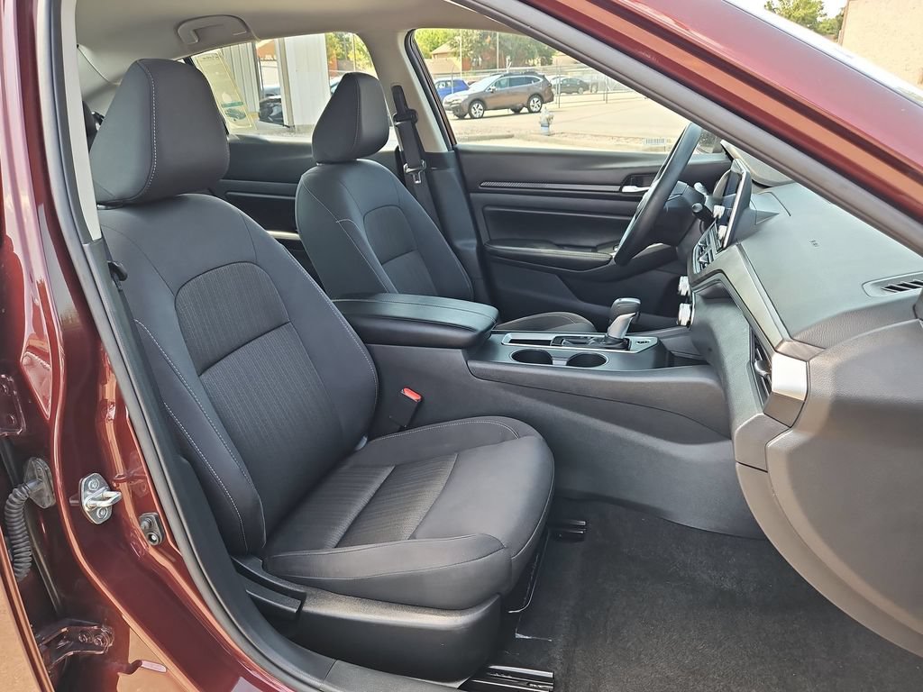 Used 2025 Nissan Altima 2.5 SV FWD image 31