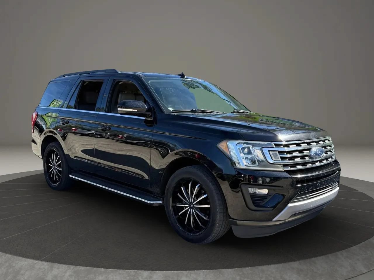 Used 2018 Ford Expedition XLT w/ Equipment Group 202A RWD image 1