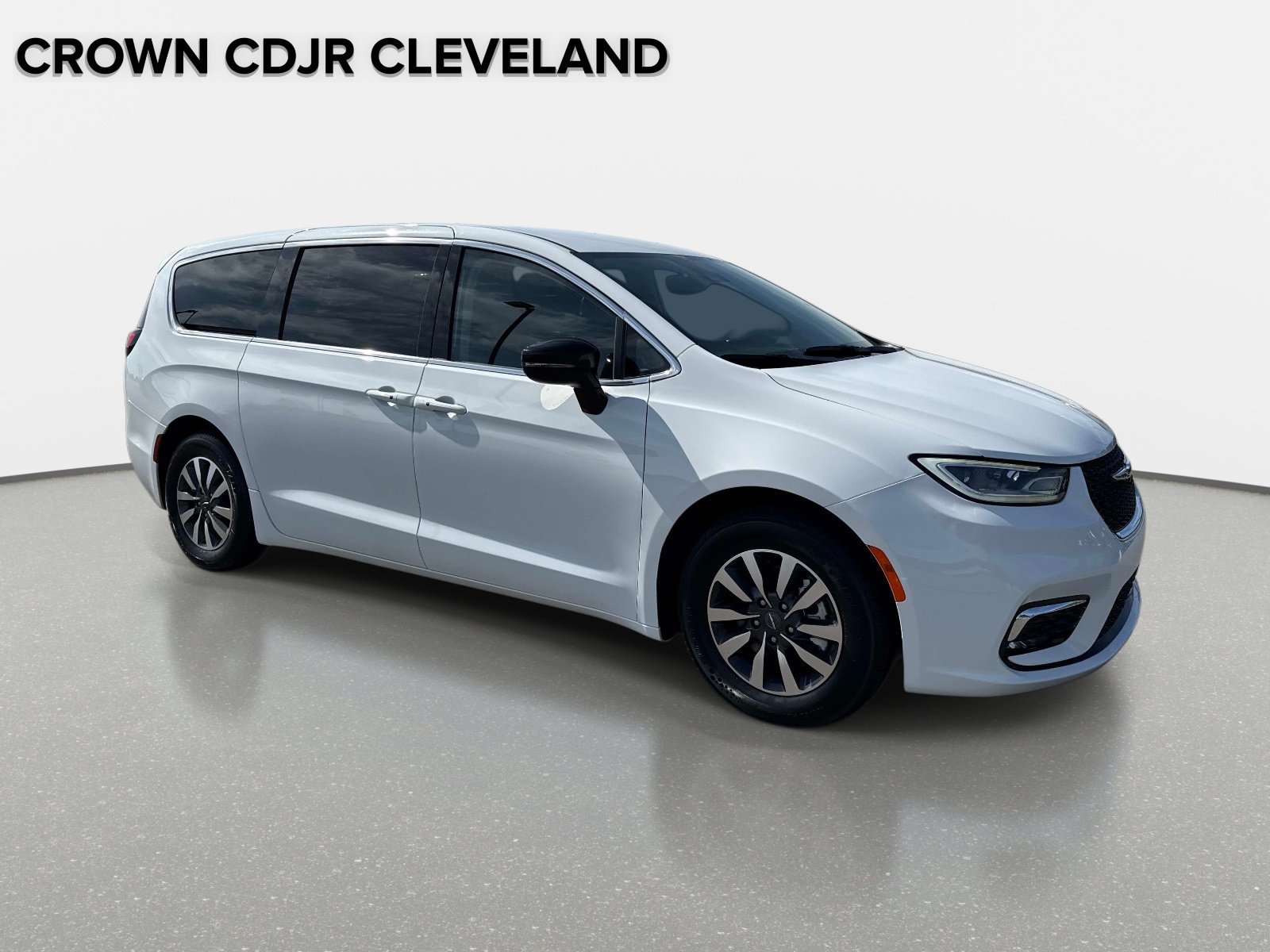Used 2024 Chrysler Pacifica Limited FWD image 2