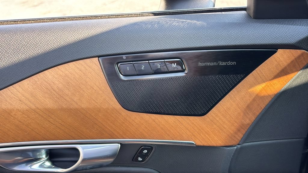 Certified 2025 Volvo XC90 T8 Plus AWD/4WD image 13