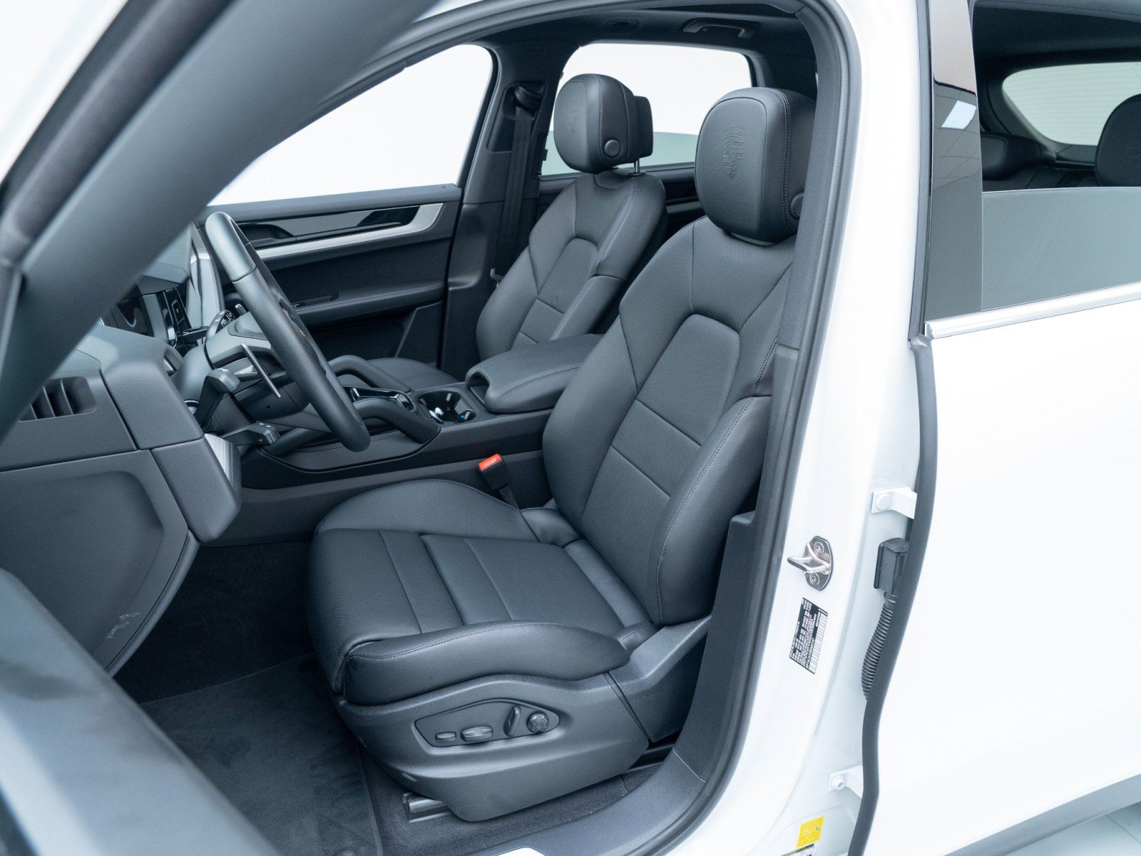 Certified 2025 Porsche Cayenne S image 5