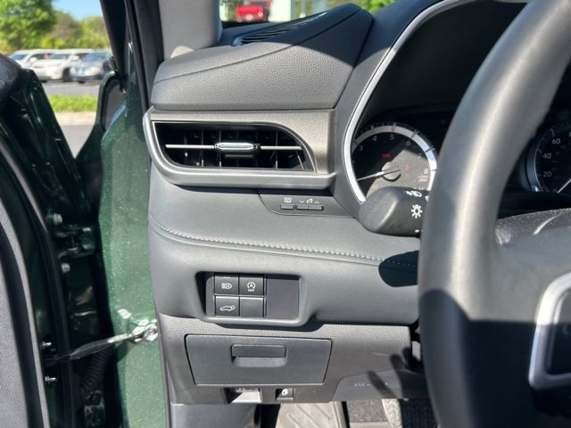 Used 2025 Toyota Highlander XLE image 31