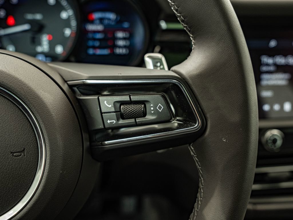 Certified 2025 Porsche Macan AWD/4WD image 26
