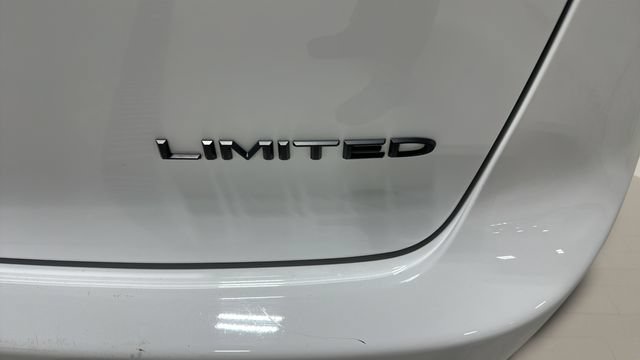 Used 2025 Chrysler Pacifica Limited FWD image 36