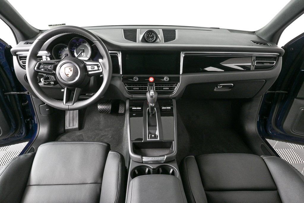 Certified 2025 Porsche Macan image 18
