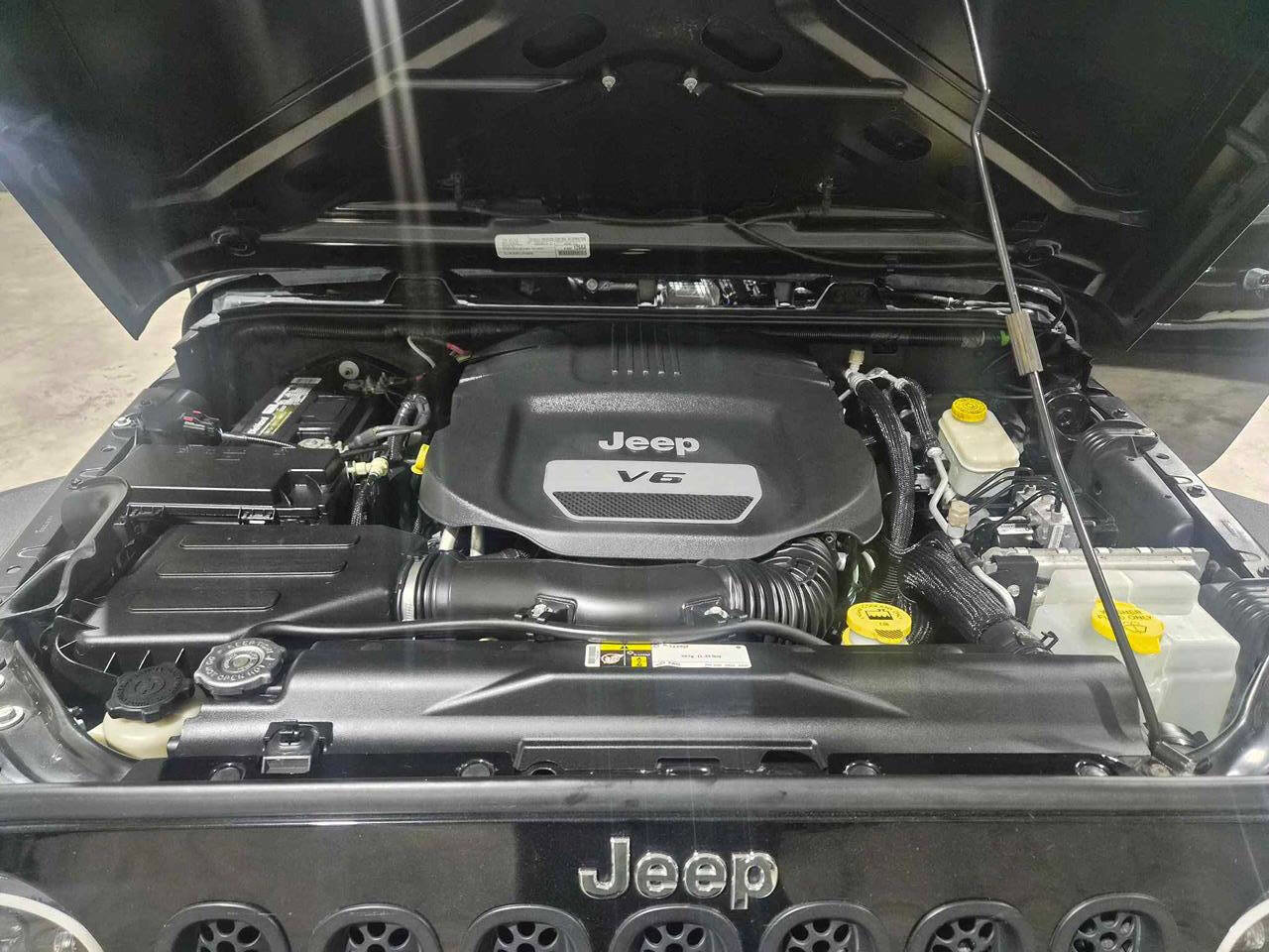 Used 2015 Jeep Wrangler Unlimited Sport w/ Quick Order Package 24S AWD/4WD image 17