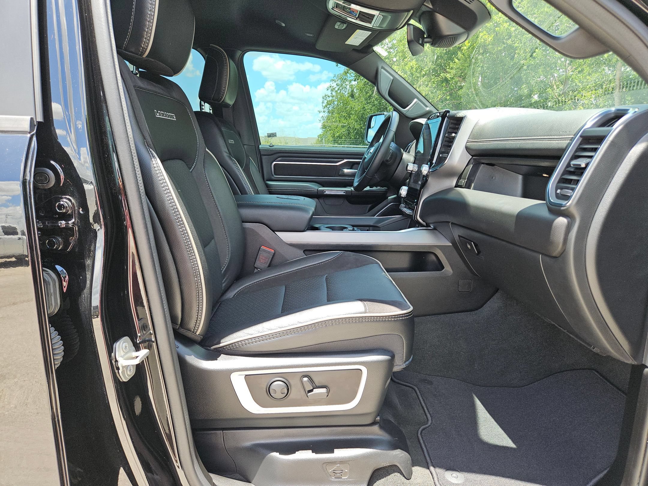 Used 2024 RAM 1500 Laramie AWD/4WD image 27