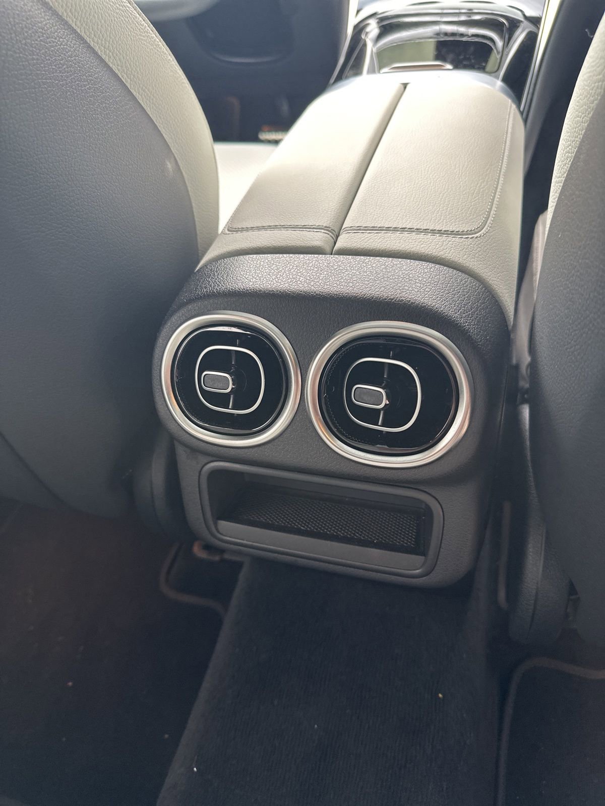 Used 2025 Mercedes-Benz GLC 300 4MATIC image 9