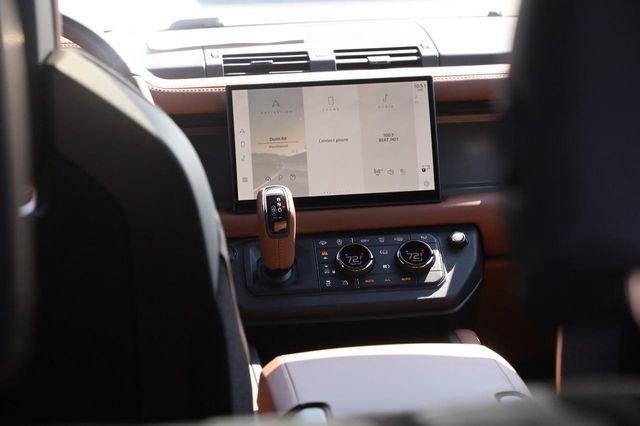 Used 2025 Land Rover Defender 110 image 10